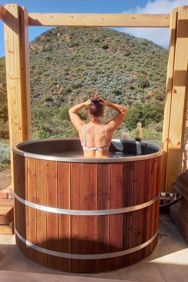 Round tub with seats